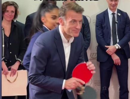 穿着西装上阵 马克龙与王楚钦等人打乒乓球 丢球后拍球拍叹息