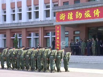 蔡英文视察台军装甲旅,士兵集体“鞠躬敬礼” #台海网
