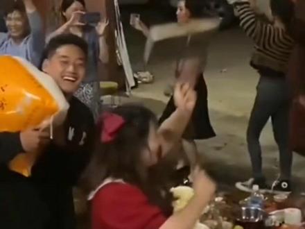 #云南又上分了 浪漫的云南人聚会必跳“三跺脚”。网友:我该扛点啥才能加入他们#云南人的快乐