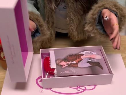 记录一下chuu赵露思周边开箱啦!没有想到赵露思代言我经常买的chuu了很开心,周边粉粉的盒子挺好看的不错不错!~#chuu #赵露思 #可露丽 #周边开箱 #周边