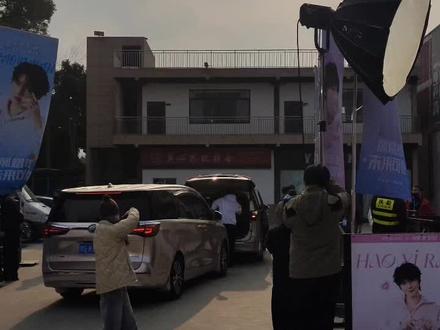 天啊,就站在我面前,美的不可方物。#郝熠然 #美康粉黛 #上热搜 #青年之光片场 #温江