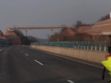 洛卢高速韩城站至宜阳站区间段双向封闭,预计11时30分恢复通车。