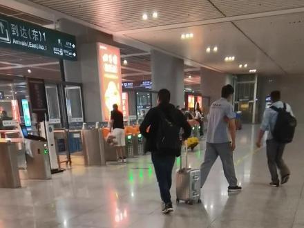 #vlog日常 #高铁#合肥南站
两个月没来南站了,出站流程比原来复杂,但也挺快的了,并不像网上说的排队很长呢😊😊