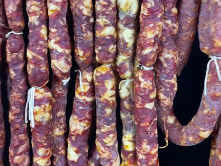 这天气,麻辣香肠可以做起来了,做煲仔饭,炒个辣椒实在太香了#抖音美食创作人 #自制香肠