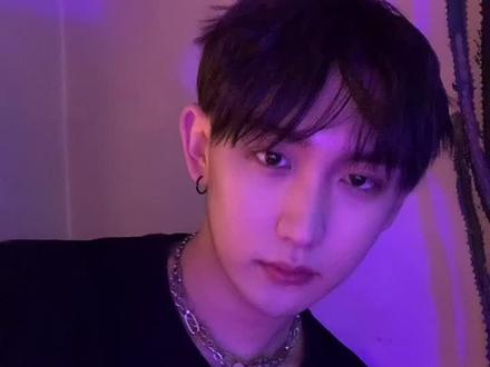 #中指比心手势舞 #手势卡点 怎么感觉表情有点傻