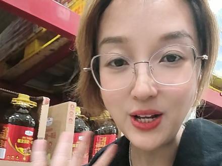 油,是厨房里最不起眼却最重要的食材。从今年8月开始,咱们国家对四大食用油执行更严格的新国标,这不是小事,是每一顿饭的健康底线。#食用油#主动健康#315#食品安全#厨房好物