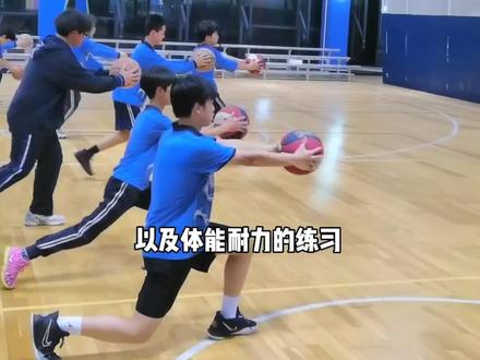 对于基本功差、训练时间短的球员,一定要精讲多练,把每一分钟都利用起来。#篮球训练 #篮球教练