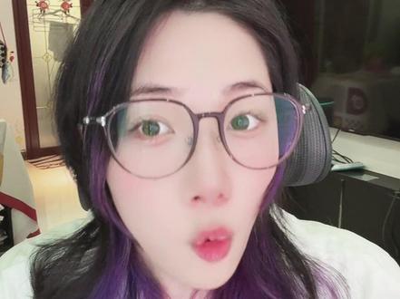 赛博太妹:互联网当堂口,女权当纹身 接近4000字的文案希望这个视频不会被断章取义,但话又说回来了,被断章取义了我又能有啥办法呢~
我是不是女的?我不用看户口本身份证,我低头一看就知道我是女的。这需要争论吗?这本该是和呼吸一样自然的事,这需要每天敲锣打鼓地向全世界宣誓吗?然后把所有不跟着一起喊口号的人,统统划为“敌方坐骑”“伥鬼”“精神男人”,开除女籍押上网络断头台。不跟我混就砍你!我以为的女权,是让每个女性都拥有选择的权利和实现选择的能力。
你可以选择成为职场精英,也可以选择回归家庭;你可以选择单身到底,也可以选择婚姻幸福。关键在于,无论哪条路,你都有能力走得稳健、走得自信。而“赛博太妹”的女权,是给你一把名为“觉醒”的滋水枪,让你对着空气和假想敌疯狂扫射,打光子弹后,发现自己依然站在原地生活还是一地鸡毛,甚至脚下更加狼藉。她们不是在争取权利,是在享受打着“正义”旗号网络暴力的快感!回到最初的问题:女性到底该怎样才叫真女权?这其实并没有答案。真正的答案,掌握在每一个“低头一看就知道自己是女人”的个体手中。 不是哪个教主赐予的,也不是通过辱骂其他女性就能夺来的。
姑娘,如果你真的想“觉醒”,请先唤醒你沉睡的学习能力和动手能力。别忘了科技在进步,AI在进化,不知道多久之后说不定AI真的会取代部分人的工作岗位。
你的战场,不在任何一个平台的私信评论区,而在你每一天充实自我的课堂里、在你提升技能的工作中、在你理性沟通的生活里。
那些“赛博太妹”递过来的虚拟武器很轻,轻到只剩噪音;它们也很重,重到足以压垮你本来可以拥有的、真实而美好的人生。
#真相只有一个 #女权 #女拳 #互联网 #嘴角上扬做个温暖的人