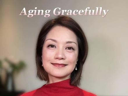 粉丝们说我老了 不如就优雅老去
看着我20几岁主持节目长大的粉丝们
现在终于发现我老了
老了不可怕 反而更有期待
保持身体健康 情绪健康
优雅低老去 多美好