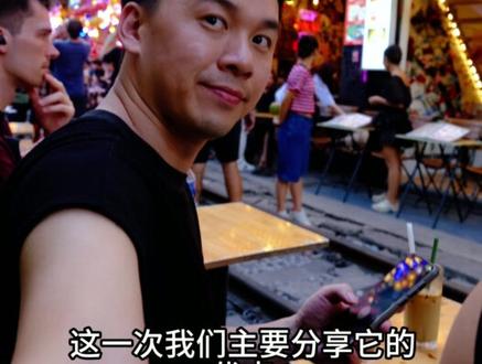 富士 XF16-50mm使用体验(2)优点篇(上) 有人说他是富士的新一代最强“狗头”,但也有人说并未能超越富士的上一代目“狗头”之王XF18-55。那么这款备受争议的富士 XF16-50(mm F2.8-4.8 R LM WR)它的表现到底怎么样呢?
上一期分享了 XF16-50的一些网上常说的缺点,感兴趣的朋友可以回头看一下。这一次我们主要分享它的优点,以上仅代表个使用感受,不构成任何建议哈(毕竟也没钱收哼)。
微距:
首先我觉得XF16-50对比XF18-55一个特别明显的提升就是微距。全焦段最近对焦距离 24cm(从焦平面测量),50mm 端最大放大倍率 0.3 倍(等效全画幅 0.45 倍),可拍摄花卉、昆虫等细节,接近半微距效果。很轻松就能实现给模型拍出巨物感的效果。喜欢给模型拍照的男生可以关注一下。
快速对焦:
另外一项我觉得肉眼可见的提升的点是对焦,很明显的比XF18-55敏捷且准确很多,而且几乎听不到马达声音。搭载线性马达(LM),对焦速度快至 0.015 秒(X-T4 机身测试),且支持视频追焦,适合 Vlog 和动态拍摄。我觉得XF16-50对比XF18-55最大的提升大概就是在视频上的表现了,16mm的焦距让手持怼脸自拍也表现刚刚好,有时我觉得XF16-50mm就是为vlog而生的。#富士镜头 #富士镜头推荐 #富士xf1650 #富士xf1855 #摄影器材