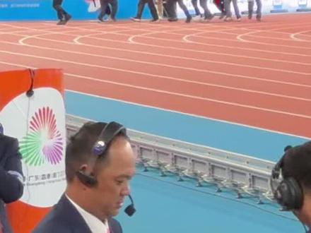 苏炳添绕场一周感谢观众!赛场响起“讲不出再见”!苏炳添:“依然会为中国田径贡献自己的力量”(记者 周煜堃)