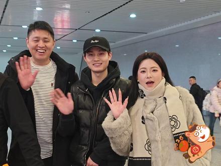 三天两夜三千多公里 跨越大半个中国来重庆过年 他们背的是内蒙牛羊肉和东北大米 与亲人团聚是中国人骨子里的执念
田干一家8口,乘坐绿皮火车从内蒙古兴安盟扎赉特旗出发,经过3天2夜,途径5省1市,行程近3000公里,于2月10日农历小年到达重庆,与接站的亲人们汇合团聚。这样全家“鸿雁迁徙”式的团圆,他们每年春节都会走一遍,每次也都会背着内蒙牛羊肉和东北大米等特产年货,虽然不贵重,但给在重庆打拼的亲人带来了久违的家乡味道。不管多远,不管多累,必须要全家团年,这是中国人骨子里的执念。#过年 #春节 #团圆 #回家 #亲情