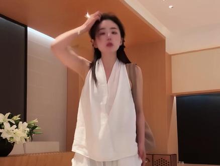 这款挂脖无袖上衣简直就是纯欲的代表作,无袖的设计穿在身上很有调性跟气质,上衣带暗扣不用担心走光的问题,完全不会放心穿,拿它搭配各种的裤子都好看,时尚百搭不挑人#桃子PEACHZHOU#ootd穿搭#时尚穿搭#新年穿搭#冬季必备