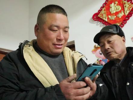 远嫁的妹妹要回家过年了,胖哥丫妈连夜开车去接她,父女一见面抱头痛哭。少小离家老大回,千山万水挡不住思乡念家的心