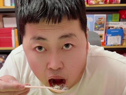 儿童吃水泥拌石头糖 吃水泥拌石头糖果#儿童趣味糖果