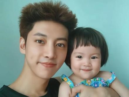 to徐沐言一家:
我有好多好多话相对你们说 先祝沐言宝贝生日快乐呀 天天开心没有烦恼噢
上次看到一张小时候沐言的全家福 发现每一位家庭成员都认识 我留下了一句我自己超爱的评论 认识你们就像朋友 像家人一样 特别幸福
喜欢你们这么久以来 我从来没有后悔过喜欢你们一家人 从初二开始给学习剪视频 并且创立了这个账号 只属于小沐言的安利账号 后来我几乎是一天两更的效率发作品 记得有一次相册全是宝宝照片想让家长换手机来着然后最后只能一点点清理内存哈哈哈哈 一直到开学我才意识到我不能把所有心思放在剪视频上 于是我开始渐渐放下 但是我发现想要放下对我来说真的太难了 我就开始周末剪视频 定时发布 一直到现在 可是自从上了高中 渐渐的我开始像大多数的粉丝那样默默的爱你
我身边的朋友甚至长辈都知道我是这样喜欢这一家人 他们都表示支持 但还是有朋友会问:“你这样做有获得回报和利益吗” 我听到这话愣了一会 笑道:“怎么会没有呢” 在中考之前徐可老师会祝福我中考大捷 在我发布的作品里你们会用心评论 我可以像你们的朋友那样存在于你们的身边 又何曾不是一种荣幸 我知道在这个利益交换的复杂社会 这些并不算什么 所以换来他人的不解 但我知道 真诚永远是必杀技 你们的真诚永远会感动我💞
因为沐言 我认识了许许多多的好朋友 她们像我一样爱着你们 她们也是我生活中的糖 让我在闲暇时间也能拥有互联网朋友的甜蜜 她们鼓励我安慰我 像你们一样 我也能在她们身上收获小美好 也因为沐言 让我也慢慢被更多人知道 作品里不仅有你们一家的互动 还有越来越多喜欢沐言的粉丝哥哥姐姐 姨姨叔叔们的互动!我也能收获满满幸福捏!
请永远要记得我会一直爱你们! 希望你们不要忘记我呀 等我高考结束 我一定去见你们!
我是一个三分钟热度的人 我自己也没有想到我真的会喜欢你们这么久 真的真的太爱你们了 希望在未来我们也可以一直走下去 在爱里走下去 一起走花路吧 我的“好朋友”@沐言开心酱 @沐言草莓酱 @Hi小沐言🍓 @男助理的事业号#沐言 #沐言开心酱 #生日快乐 #真诚而热烈 #周深