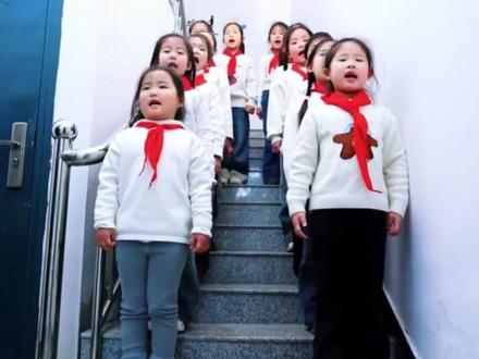 60年前中国儿歌突然爆火外网?原来歌词唱的全是今天!#美国佬是强盗#老外看中国 #60年代的儿歌杀疯了 #国际局势 #神预言