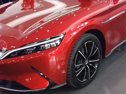 比亚迪汉前贯穿灯带车标亮起