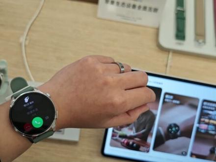 小米手表5手势交互体验 #小米之家 #智能穿戴 #小米手表5 #小米科技年货节
腕上的手表手势做出了更多更新
本次的Xiaomi Watch 5作为我们新一代的“腕上控制
中心”
“搓一搓”“捏一捏”就能实现接断电话、切歌、关闭闹
钟、遥控拍照、跨设备控制......
快来店里体验吧~