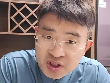 抖音618补贴!正面开战!与辉昨晚播到凌晨一点,宇辉超级拉磨 硬碰硬正面开战非常罕见!与辉同行昨晚播到凌晨一点,宇辉进入超级拉磨模式,我是老韩!5月15日到17日这场“家电之战”,也是“电商界春晚”。年度最强商战 来了硝烟弥漫
很多人看不懂,抖东两家较劲,为什么非要把整个同行都拉下水?
京东同款家电全线5折,晚上再加折上9折晒单反击,火药味直接拉满。
这场巨头商战,刚好撞上与辉同行三天家电专场,强敌压境,董宇辉只能直接上刺刀。
但内行都懂,宇辉除了价格之外还有三步顶级攻守智慧:
第一,产品筑壁垒,低价赢一时,壁垒稳一世;
第二,信任做底牌,流量可复制,信任无价宝;
第三,长期谋布局,多账号矩阵、自营供应链,高手宇辉不争榜首争长久,不争销量争能量,不争热点争热心!
看懂这场博弈,你就看懂了这次618电商大战的底层逻#董宇辉#董宇辉拥有暖评最多的评论区 #京东#与辉同行 #主打就是一个真实 #懂势局 #兰知春序
