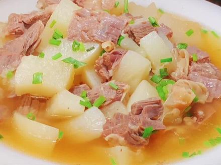 炖白萝卜牛腩汤时,切记不要焯水,教你一招,汤鲜肉嫩营养又好喝#抖音美食创作人 #跟着抖音学做菜 #家常菜