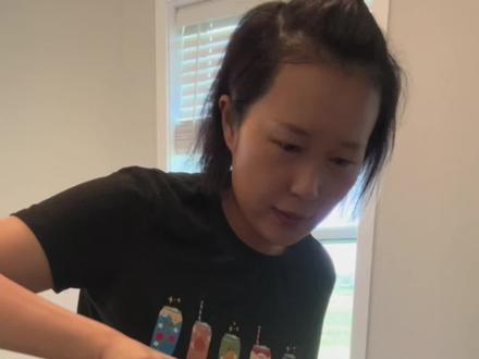 今天婆婆不舒服,我老公请了一天假去陪她,我也做了鸡汤面给她送了过去。