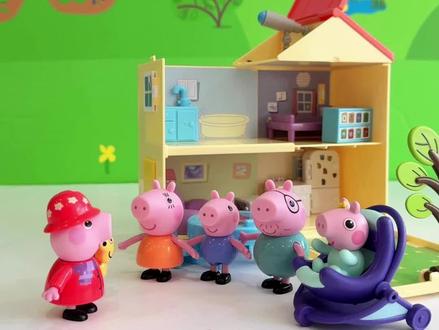 佩奇一家的换装秀 叮叮,佩奇化身设计师给大家准备了不同的衣服,伊菲作为评委,猜猜看她最喜欢哪套衣服呢~#小猪佩奇 #小猪佩奇玩具 #小猪佩奇过家家玩具 #玩具 #佩奇乔治
