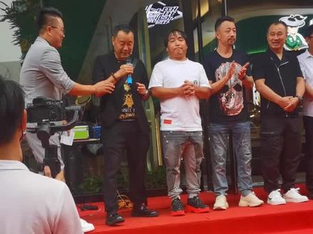 #乡村爱情王老七扮演者-蔡维利,刘老根4二奎扮演者-孙小飞,乡村爱情杨晓燕扮演者-关婷娜,本山传媒张经纪扮演者-张小伟,本山传媒著名演员刘老根二柱子扮演者-张小飞,本山老师二弟子-路遥,乡村爱情王技术员扮演者-历小峰,本山传媒著名演员-王龙,乡村爱情吴迪扮演者-海军,乡村爱情马总扮演者也是谢腾飞父亲-曹星,祝峰先生卤味店开业大吉!