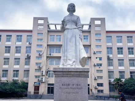 焦作护理学校综合高中成立于2025年5月,是经省教育厅批准的同时具备中等职业教育和普通高中教育资格的一所综合中等教育学校,是武陟县首所具备中职教育和普通高中教育“双赛道”的综合高中试点学校。目前,聘请的原省示范性高中高级、特级教师14人已全部上岗,并引进具有高等师范教育背景的学士、硕士年轻人才数名,高级以上职称教师占比在周边各同类学校中最高。学校今年计划招收4个教学班的学生。学校在教学管理上大胆创新,采用小班小组制、单人规划提升制、家校共育制等独特教学管理措施,重在提升学生的学习能力、重塑学习习惯养成和稳步实施提升计划规划,做到一个也不能掉队,努力使每一位学生在这里能够有卓越的提升和进步,努力把学校办成“家庭满意、社会满意和人民满意”的区域优质高中。是高考落榜生和初中毕业生成就梦想的地方。