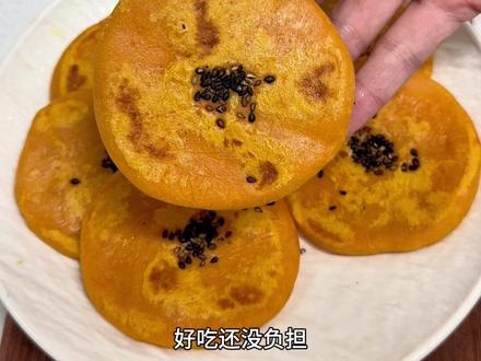 有平底锅就能做的红薯饼,不放糯米粉和糖,也能软糯香甜,低卡好吃又没负担,既是优质主食又是低卡甜品,减脂期可以放心吃#低卡甜品 #红薯的亿百种吃法 #平底锅美食 #满级吃商指南 #充能小事叫吃饭