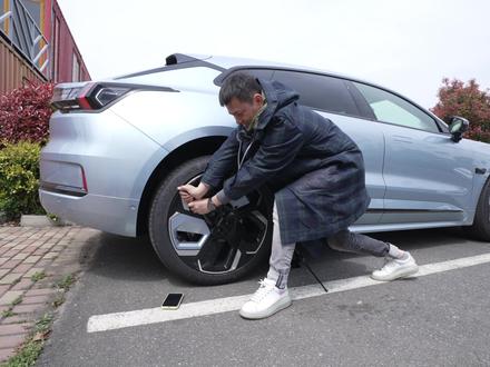 宠粉的一天,拆极氪001的22寸轮毂的花瓣,明天直播拆前轮,看四活塞卡钳#极氪001 #极氪