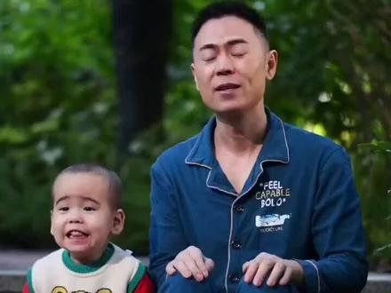 2024年末一首《搀扶》让草根歌手马健涛红遍全网。谁能想到一首让无数人泪目的《搀扶》竟出自于一位音乐人,在离婚后的低谷,马健涛这位蛰伏26年,才以一首歌封神的河南农家子弟,用半生坎坷与执着书写了一段关于音乐,爱情与命运,2008年是他人生的至暗时刻,身患重病积蓄耗尽连房租都交不起时,女友李冰在琴行打工,月薪近1300元,却坚定陪伴,2005年他们登上越战越勇节目,李冰坦言我看中的是他的才华与人品,没有婚礼婚纱钻戒也无所谓,节目中马健涛承诺补上钻戒,李冰却笑答这些表面的东西我不在乎,然而这段熬过贫困与疾病的婚姻却在2024年画上了句号,全网都希望他们二人复婚,重归于好,毕竟还生了三个小孩,且行且珍惜吧