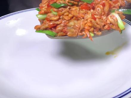 新鲜的小河虾,捞起来洗净后爆炒,配料简单,出锅后太鲜了,好吃
