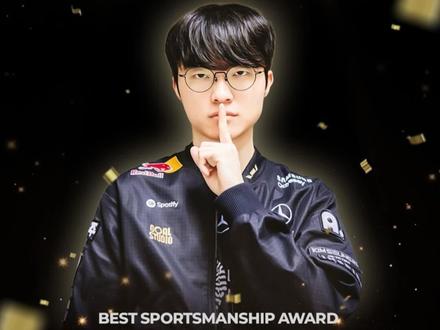 Faker重返成都被粉丝包围人太多了,50天20场活动安排没停过,Faker放假比打比赛还要忙!#faker重返成都 #faker成都粉丝见面会 #T1