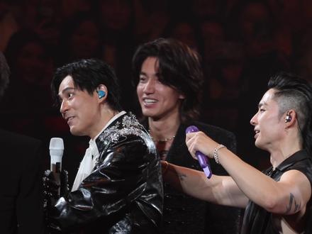 F4舞台上玩闹PK胸肌,瞬回流星花园里的欢乐记忆,青春的美好时光!#言承旭 #周渝民 #吴建豪 #阿信