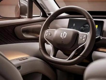 零跑 D19 开启盲订! 25万级买三电机+500公里纯电 零跑 D19 内饰正式发布!有人说它像理想,有人说它抄问界。但我想说:在绝对的参数面前,这些都不重要!
💥 D19 凭什么胜算?
电池够大:增程版纯电跑 500公里!谁还焦虑?
性能够狠: 三电机 540千瓦,大型 SUV 也能玩弹射起步!
底盘够稳:双腔空悬+圆规掉头,底盘扭转刚度超 50000牛米!
价格够绝:如果真敢定 25万 以内,领克 900 和理想都得连夜开会。
内饰像谁不重要,谁能把价格打下来,谁才是老百姓的“理想”! 12月28日 首发,你冲不冲?#dou是好车