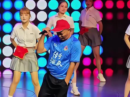 我说海呐海燕看你那损色,我的心冷啊冷你就是暖水袋,你暖一暖我的心我就把你爱,别让我这朵小花刚开了就败#赵四#演出现场#刘老根大舞台#海燕呐看你那损色