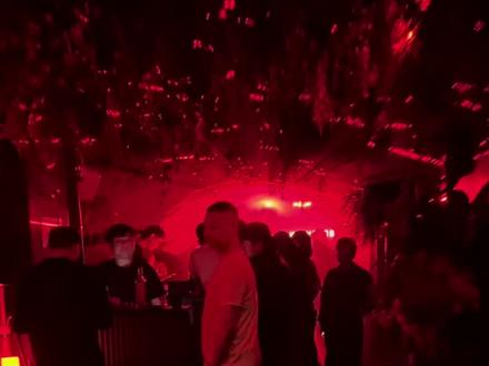 INS六楼新开的快闪店“後花園”,实拍打卡,很不错的一家电子音乐小厅。
#酒吧现场 #电子音乐 #ins新乐园