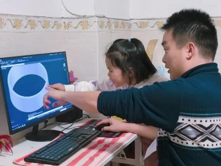你们想不到吧,CAD居然也能画三维效果图,而且还是来自一个5岁小朋友的操作,视频里她一板一眼的教爸爸画图,真是太厉害了,一眼就能指出爸爸的错误!#萌娃 #小楠瓜日常 #父女日常 #三维建模 #亲子互动