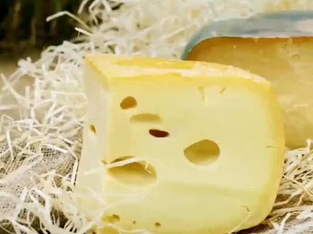 《谁动了我的奶酪》
越早放弃旧的奶酪你就会越早发现新的奶酪
人生犹如迷宫,每个人都在其中寻找自己的“奶酪”一稳定的工作、丰厚的收入、健康的身体、和谐的人际关系、甜蜜的爱情、美满的家庭.…...那么,你是否正在享受你的“奶酪”呢?
如果是,恭喜你!同时,本书中的小故事可以时刻提醒你,让你每天都看看你的奶酪是否开始变质。
如果不是,别着急!本书中的小故事可以带给你启发,帮助你适应生活中的各种变化,积极地去寻找属于自己的奶酪。
本书自出版以来,已有千百万读者从中获益。他们不仅改变了自己的思维模式,也改进了工作、婚姻等生活状态,重新开创新的未来。
是的,人世间*不变的就是变化。因此,我们都要未雨绸缪,认真思考究竟是谁动了我们的奶酪,而我们又该如何去寻找新的奶酪。
精华书摘
当你发现你会找到新的奶酪并且能够享用它时,你就会改变你的路线。
如果你不改变,你就会被淘汰。
有时候,有所畏惧是有好处的。当你害怕不做某些事情会使事情变得越来越糟糕时,恐惧心反而会激起你采取行动。但是,如果你因为过分害怕而不敢采取任何行动时,恐惧心就会变成前进道路上最大的障碍。
越早放弃旧的奶酪,你就会越早发现新的奶酪。
当人们学会自嘲,能够嘲笑自己的愚蠢和所做的错事时,他就在开始改变了。
作者简介
斯宾塞·约翰逊(Spencer Johnson),拥有美国南加州大学心理学学士学位及英国皇家外科学院博士学位,曾就职于美国马约医学中心及哈佛医学院,之后又成为哈佛商学院领导力课题组的研究员。
他是享誉全球的思想先锋、演说家和作家,已出版多部畅销书,包括《谁动了我的奶酪?》系列、“一分钟经理人”系列等。他的作品也引起了《纽约时报》《商业周刊》《财富》《时代》《今日美国》等多家主流媒体的广泛关注,并且被《今日美国》评为“全球寓言之王”。
在本书中,他启发读者时刻观察自己的“奶酪”,适应生活中的变化并勇敢应对,从而拥有成功、幸福的生活。