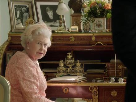 挥别传奇一生!重温英国女王体育情缘:伦敦奥运开幕式“跳伞”空降成经典#英国女王 #伦敦奥运会#传奇人物