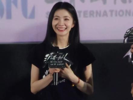 粉丝说想上台亲自送礼物 浩存就这样水灵灵地盯着 谁受得了啊啊 好羡慕!#刘浩存 #路演 #刘浩存宠粉 #消失的人