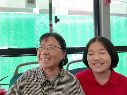 高考期间华坪女高学生一路唱着战歌上“战场”。#榜样的力量张桂梅 #2025高考必胜 #2025高考 #女高
