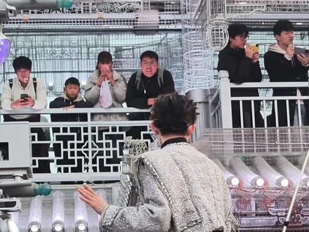 高迪来万岁山了,轰动了整个万岁山,万岁山全是高迪的兵,被迪家军保卫的里三层外三层,这些地方高迪都去了你来了没有?#演出现场拍摄 #高迪 #高迪大美 #高迪大美儿子