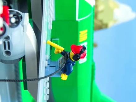 乐高货运飞机在机场装载货物和加油