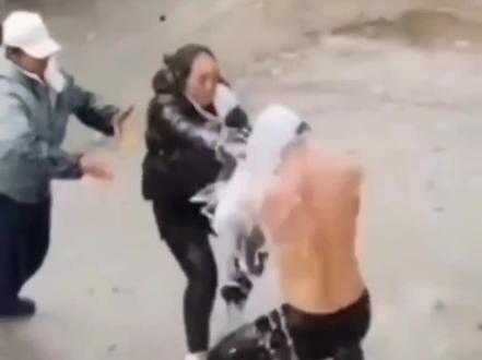 你不娶一个凉山彝族姑娘,永远不知道,凉山女人们泼水的厉害😂😂😂