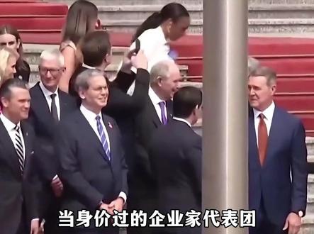 站在父亲肩头看世界的小孩,坐拥顶级资源与偏爱,被亿万商业图腾加持,他的人生从出生就注定与众不同。#马斯克 #认知思维 #商业思维 #人物故事 #特斯拉