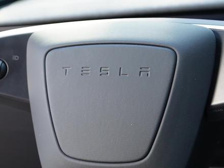 特斯拉通过APP后台查看车辆定位即将推出提示图标 2023.38.8更新内容 特斯拉sim取出关闭网络定位 #特斯拉 #modely #新款model3 #model3 新能源车辆隐私位置信息定位 如何拔掉特斯拉sim卡 新款model3天窗衡量上的网格是什么作用?音响?出风口?正确答案是“散热口”,里面安装的是车载无线终端