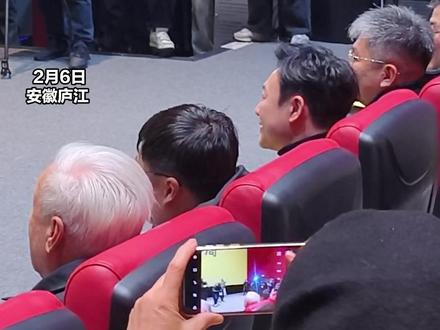 塞尔维亚电影周正式启幕 ,张颂文现身安徽庐江,与影迷热情打招呼 #张颂文 #安徽庐江万山电影公园 #塞尔维亚电影周 #媒体精选计划 #安徽dou知道
大皖新闻讯 2月6日下午,塞尔维亚电影周在安徽庐江万山电影公园正式启幕,张颂文等影界大咖惊喜现身,与影迷热情问好。
据悉,万山电影公园里是中国首家乡村景区内的院线同步影院,也是乡村振兴浪潮中一座“生长于山野的文化灯塔”。
今天,这里星光熠熠,人潮如织,一段关于光影的故事将在此翻开序章。
大皖新闻记者魏顺顺 见习记者 张静宜 实习生 孙娜若 左诗晗