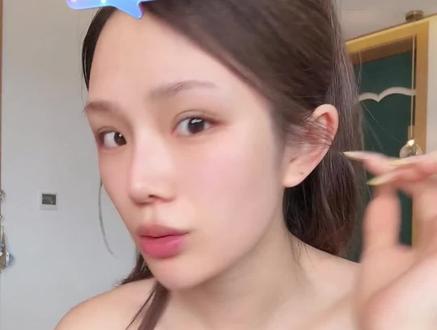 龙蟒蛇来了给瑶瑶带了蛋炒饭 两人相处真的好温馨,最近瑶瑶工作压力大吃不下饭,龙队特意带了瑶瑶爱吃的蛋炒饭,都有好好注视对方把对方放在心上#ai瑶瑶 #龙浩天 #情侣日常 #磕cp的快乐